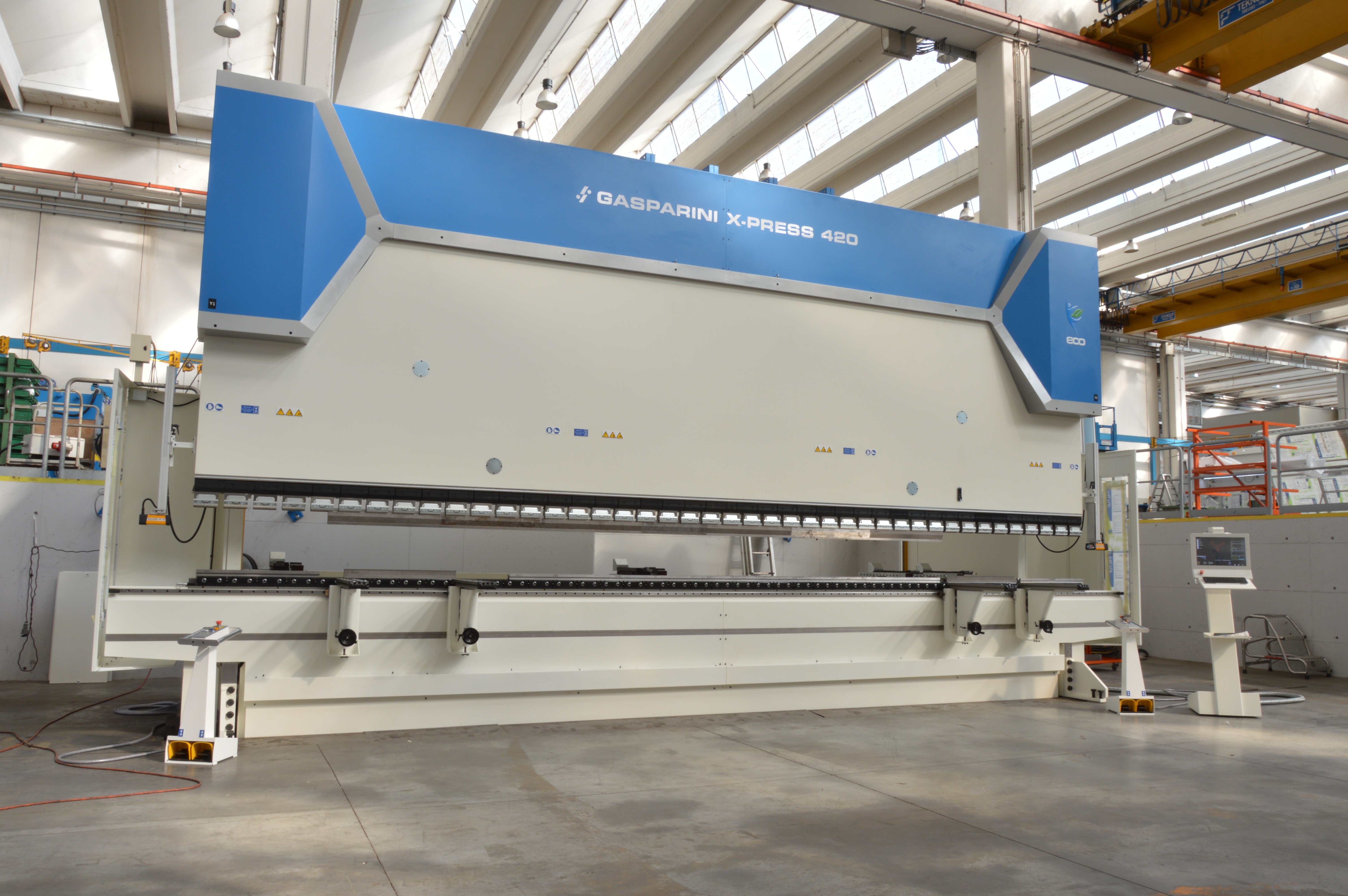 High-tonnage press brake for sheet metal bending